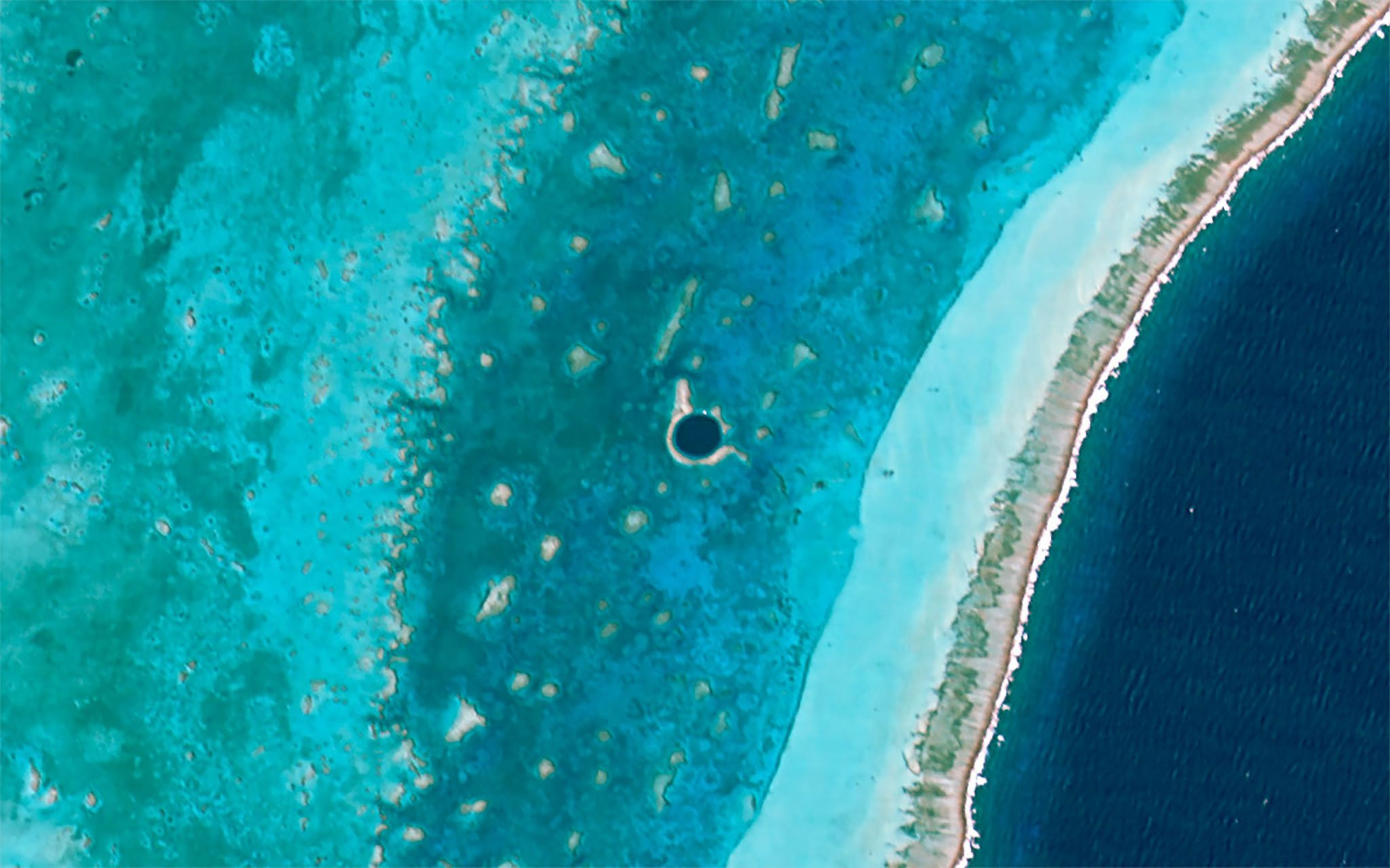Большая голубая дыра (Great Blue Hole) — где находится, история, глубина, дайвинг, как добраться и интересные факты Большая голубая дыра (Great Blue Hole) — где находится, история, глубина, дайвинг, как добраться и интересные факты