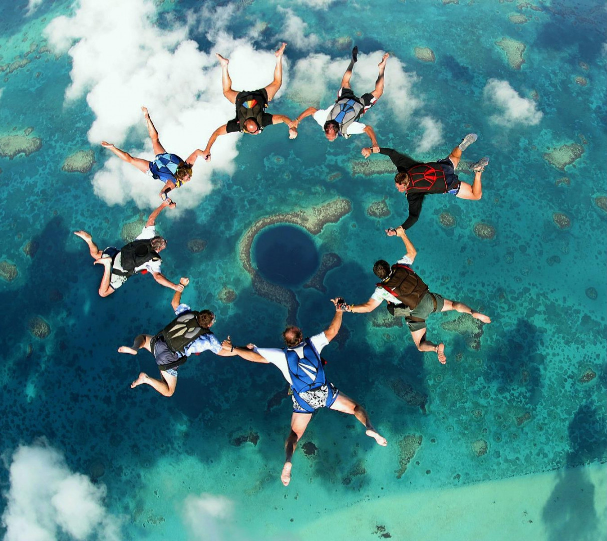 Большая голубая дыра (Great Blue Hole) — где находится, история, глубина, дайвинг, как добраться и интересные факты Большая голубая дыра (Great Blue Hole) — где находится, история, глубина, дайвинг, как добраться и интересные факты