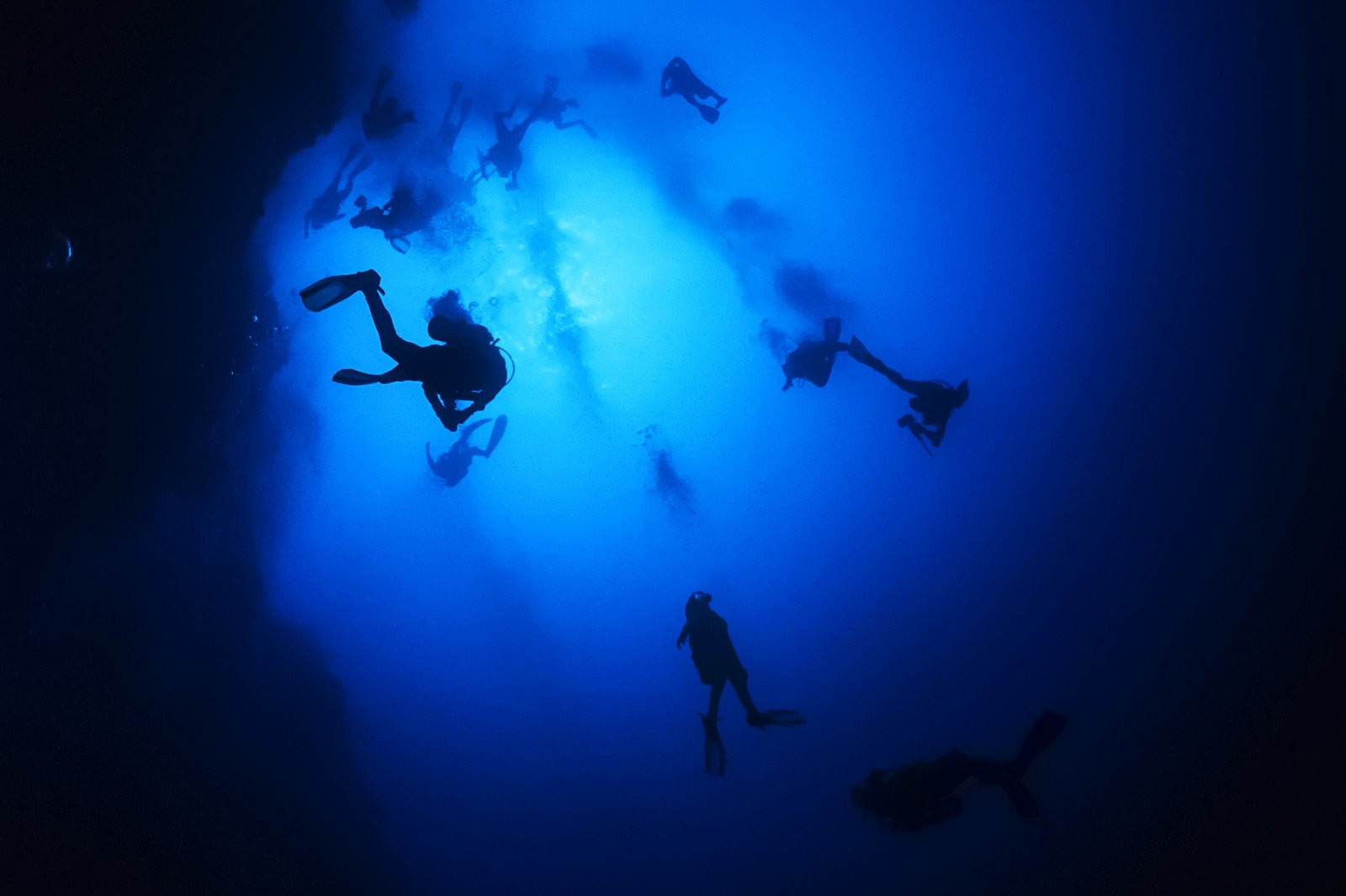 Большая голубая дыра (Great Blue Hole) — где находится, история, глубина, дайвинг, как добраться и интересные факты Большая голубая дыра (Great Blue Hole) — где находится, история, глубина, дайвинг, как добраться и интересные факты