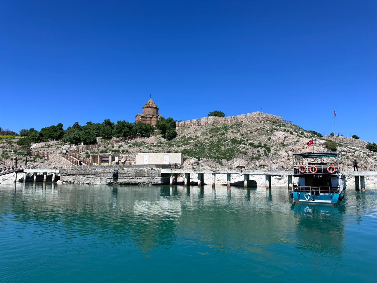 Остров Акдамар (Akdamar Adası): как добраться, сколько стоит вход и что посмотреть Остров Акдамар (Akdamar Adası): как добраться, сколько стоит вход и что посмотреть