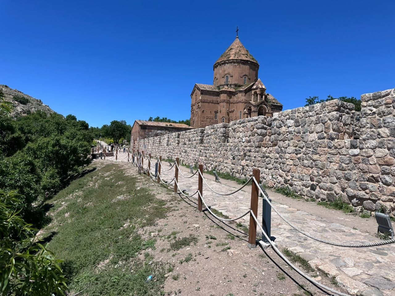 Остров Акдамар (Akdamar Adası): как добраться, сколько стоит вход и что посмотреть Остров Акдамар (Akdamar Adası): как добраться, сколько стоит вход и что посмотреть