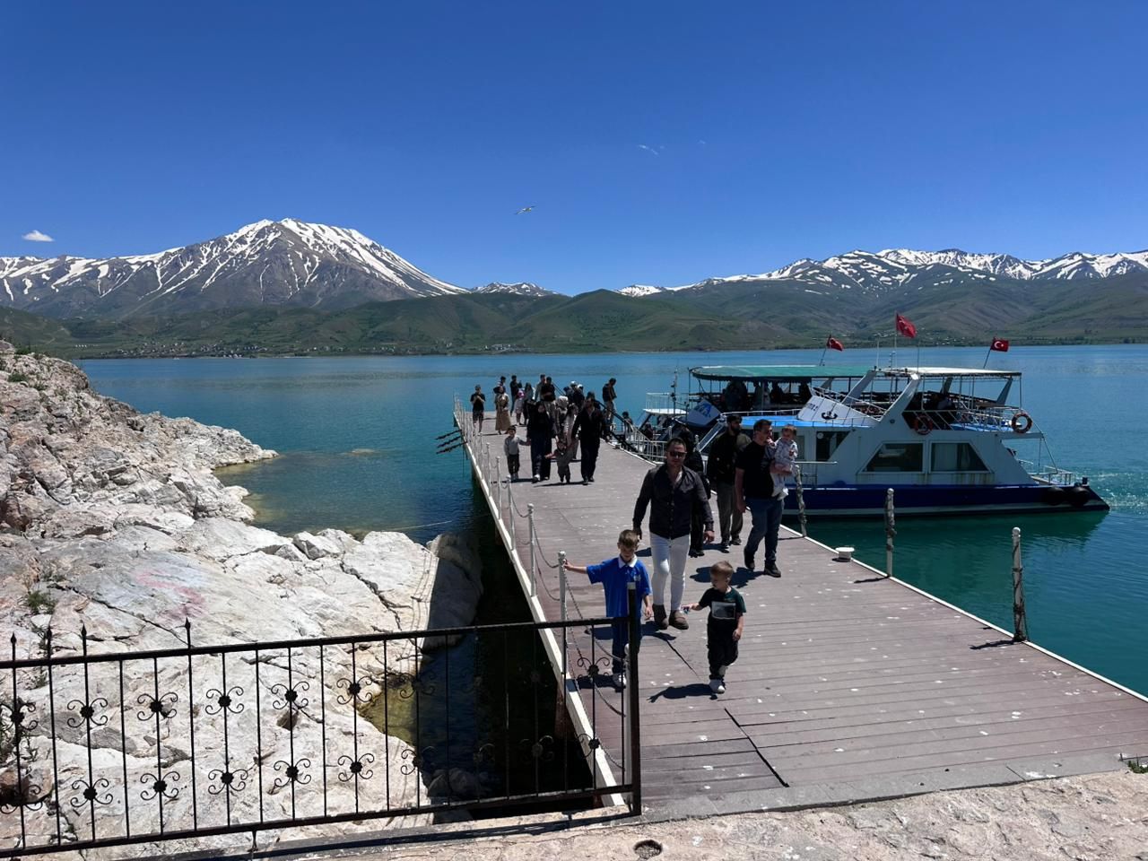 Остров Акдамар (Akdamar Adası): как добраться, сколько стоит вход и что посмотреть Остров Акдамар (Akdamar Adası): как добраться, сколько стоит вход и что посмотреть