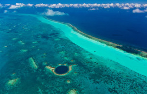 Большая голубая дыра (Great Blue Hole) — подводная воронка в Белизе Большая голубая дыра (Great Blue Hole) — подводная воронка в Белизе