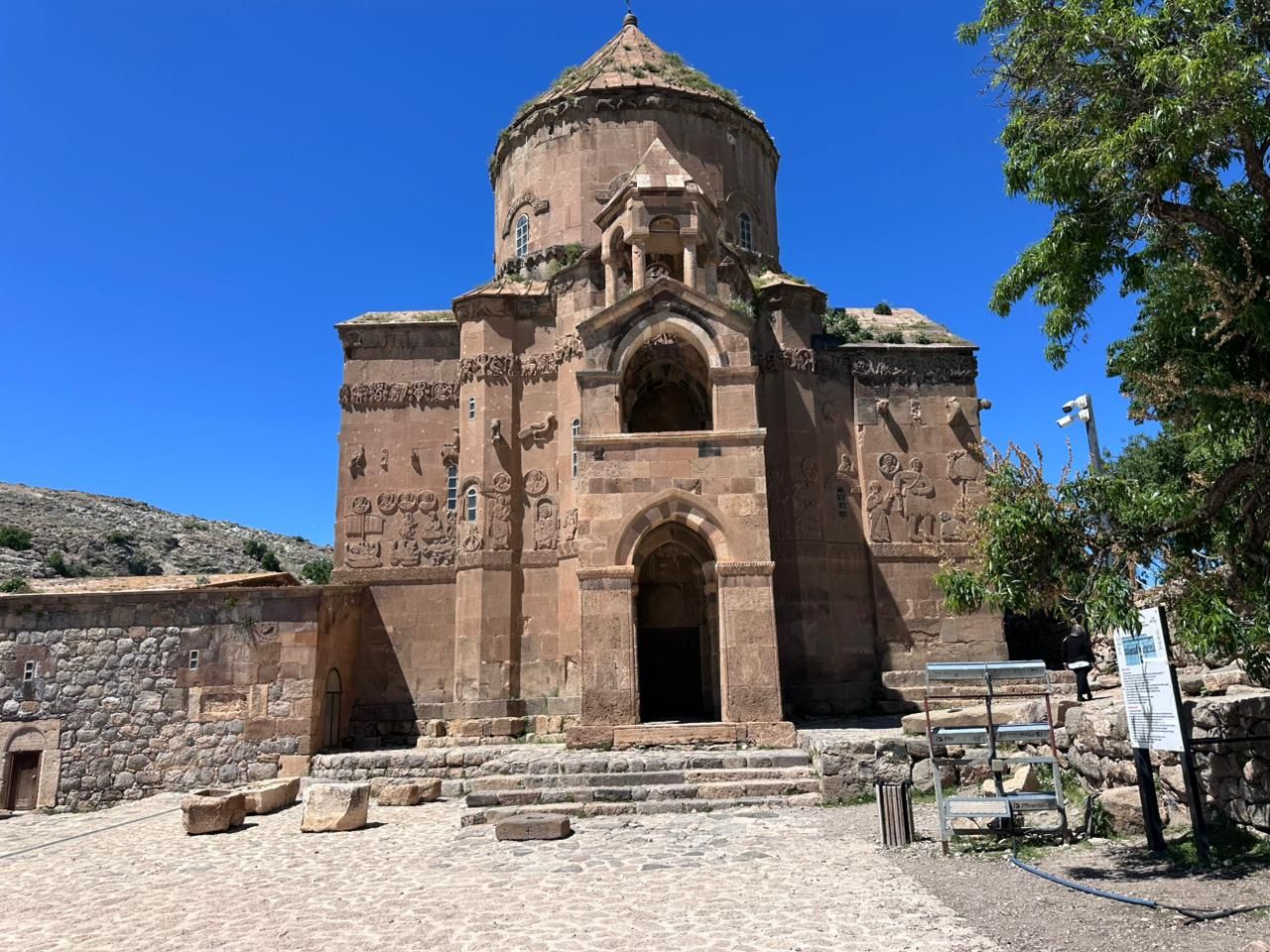 Остров Акдамар (Akdamar Adası): как добраться, сколько стоит вход и что посмотреть Остров Акдамар (Akdamar Adası): как добраться, сколько стоит вход и что посмотреть